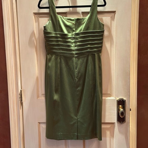 Jones New York Chartreuse Green Satin Dress! Stunning condition - Picture 2 of 3